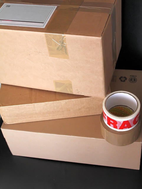 Packing Boxes with moving labels